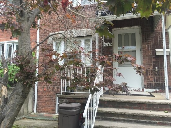 自殺的華裔男子與父母以及兄弟居住在羊頭灣一棟聯(lián)排屋內(nèi)。(美國《世界日報》/黃伊奕