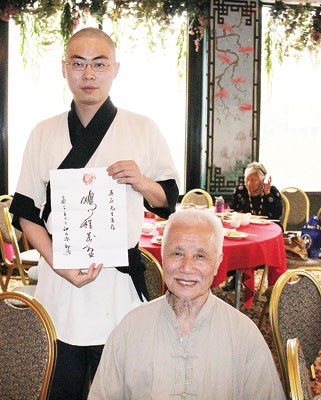 書(shū)畫(huà)家江天源為吳蔚(左)題寫(xiě)「鵬程萬(wàn)里」表示祝賀,。