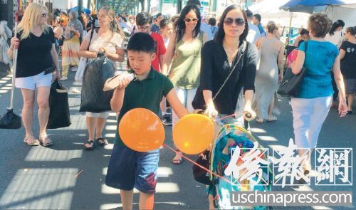 紐約布魯克林賓臣墟區(qū)86街街坊節(jié)上人頭攢動,處處可見華人身影,。(美國《僑報》/崔國萁
