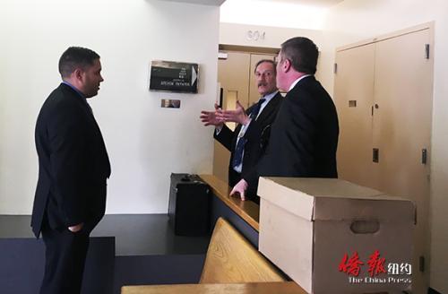 助理檢察官沃肖斯基(中)就馬青青案與109分局兩名警探溝通,。(美國《僑報》/王伊琳