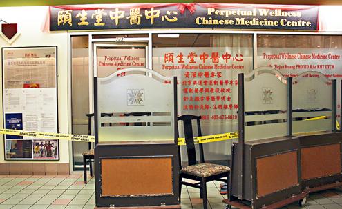 兇案現(xiàn)場(chǎng)門外,仍見警方的黃色封條。(加拿大《星島日?qǐng)?bào)》/郭康立