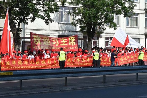 19日,許多旅波華人華僑等待中國國家主席習(xí)近平及中國代表團的到來,。(《歐洲時報》/盧力