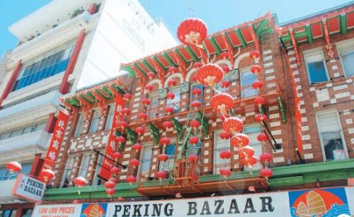 中國城商業(yè)活動依然十分旺盛,,街道上掛滿紅燈籠。(美國《僑報》/吳卓明