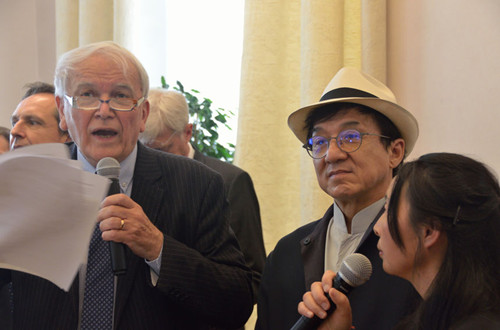 勒芒市市長授予成龍榮譽市民稱號,,希望借由成龍的影響力來光耀勒芒的城市形象,。(圖片來源:《Francebleu》網站)