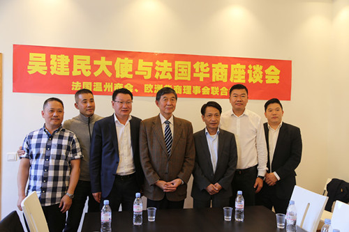 吳建民2015年在巴黎與僑界座談,。(法國(guó)《歐洲時(shí)報(bào)》/孔帆