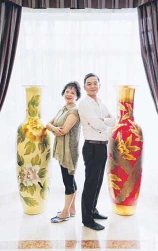 李世英(左)與兒子杜英豪于1991年從成都移民新加坡,。(新加坡《聯(lián)合早報(bào)》/梁麒麟