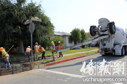 戴爾瑪大街筑路工人冒著120度高溫施工。(美國《僑報》/高睿