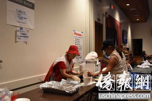 華裔志愿者邱女士在位于杜瓦提市的庇護中心進行支援服務工作,。(美國《僑報》/聶達
