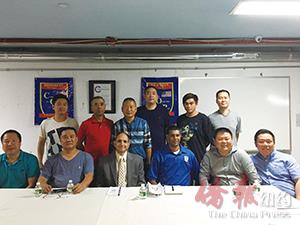 紐約66分局社區(qū)警員辛格(右三)與亞裔民安隊隊長柳寶枝(右二)等多名隊員會談,。(美國《僑報》)