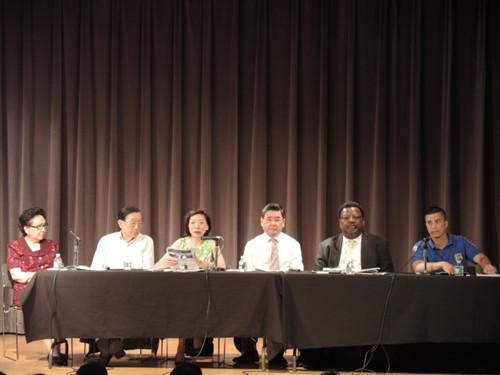 紐約市議員顧雅明(左四)辦公室聯(lián)合皇后區(qū)檢察官辦公室,、市警法拉盛109分局以及華裔防盜專家高宇權(quán)(左二)在法拉盛舉辦“預(yù)防盜竊講座”,。(美國《世界日?qǐng)?bào)》/朱蕾