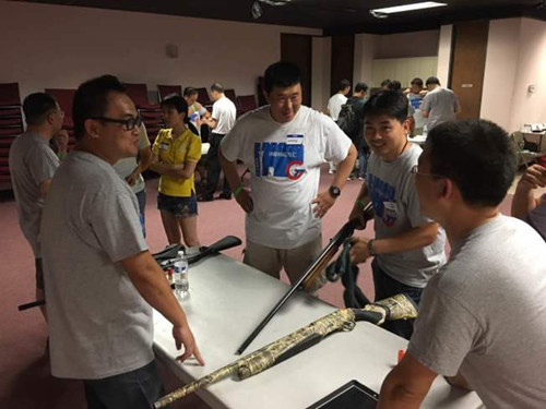 除了手槍以外,,槍友匯還提供其他種類槍械供與會者體驗(yàn),。(美國《世界日報(bào)》)