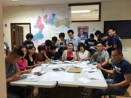 利勇民競選辦公室義工正在積極動員選民投票,。(美國《世界日報》/黃伊奕