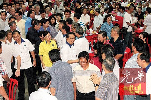 廖中萊(次排左3)在江沙“華團與馬華,,團結勢更強”宴會上,,代表首相宣布237萬令吉撥款的佳音,,次排左起為馬漢順及王賽之,。