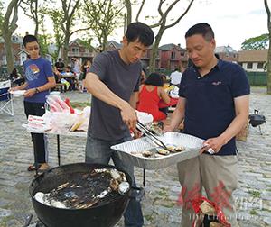 圖為華康會(huì)在曼哈頓海灘舉行燒烤活動(dòng)慶祝獨(dú)立日,。(美國(guó)《僑報(bào)》/崔國(guó)萁