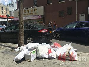 紐約華埠街頭隨處可見堆積的垃圾袋,。(美國《僑報》/陳辰