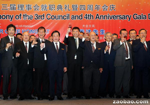 新屆潮州總會理事及嘉賓向來賓祝酒,。(新加坡《聯(lián)合早報(bào)》/嚴(yán)宣融