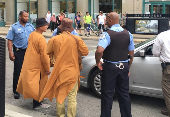 兩名華人和尚在芝加哥藝術(shù)博物館前,,因同伙涉及攔截車輛強行銷售佛珠,造成駕駛恐慌而被多名芝加哥警察調(diào)查,。(美國《世界日報》/黃惠玲