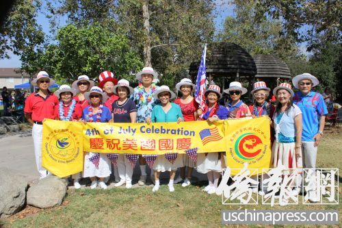 美國(guó)中華少數(shù)民族聯(lián)合會(huì)的代表在游行后集體合影,。(美國(guó)《僑報(bào)》/高睿