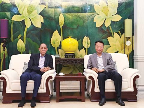 圖為中國(guó)駐菲大使趙鑒華在馬加智大使官邸接見(jiàn)中國(guó)慈善家黃如論,。