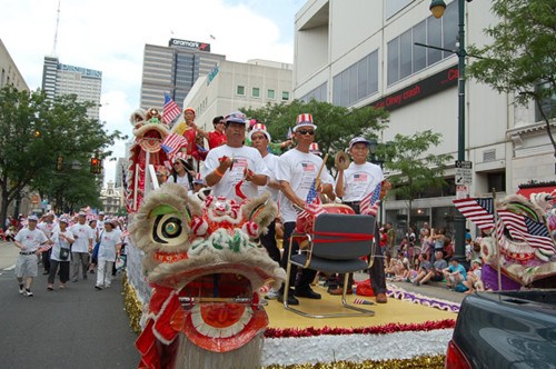 費(fèi)城舉辦慶祝美國獨(dú)立240周年大游行,華裔花車相當(dāng)吸睛,。(美國《世界日報》/劉麟
