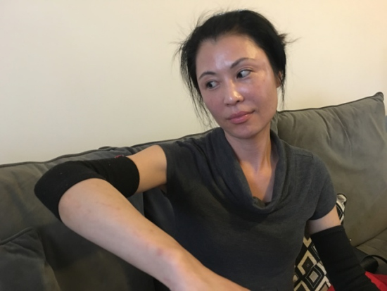 唐倩儀不滿所服務(wù)酒店不公平的排班作法,,由于工作量過(guò)大,,讓每天必須搬動(dòng)床鋪的她雙臂受傷酸痛,,而必須時(shí)時(shí)綁上保護(hù)帶。(美國(guó)《世界日?qǐng)?bào)》/黃惠玲