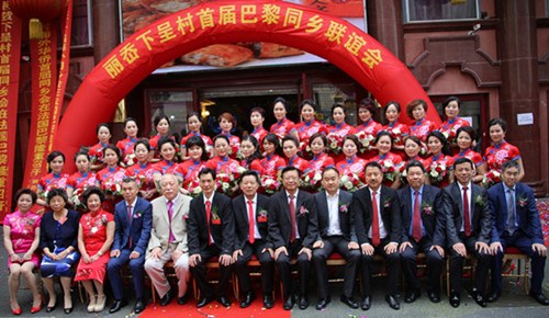 出席嘉賓與女僑胞合影。(法國《歐洲時報》/黃冠杰