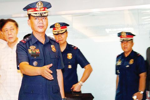圖為被杜特爾特總統(tǒng)點名涉及毒品買賣的其中三名警官巴迪佬,、迪亞斯和丁溜7日抵達計順市的國家警察委員會辦事處,,以接受閉門調查。(菲律賓《商報》)