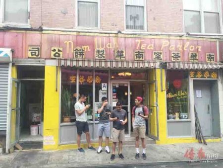 紐約華埠地標性建筑前聚集的游戲玩家。(美國《僑報》/陳辰