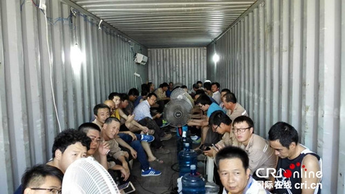 中國港灣朱巴機(jī)場改擴(kuò)建項(xiàng)目部員工在鋼板加固的集裝箱內(nèi)避險(xiǎn),。