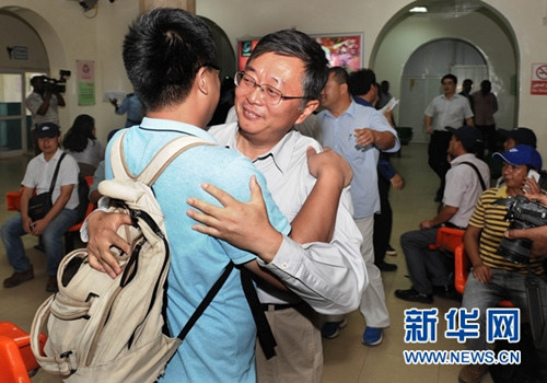 7月13日,,在蘇丹喀土穆國際機(jī)場,,中國港灣集團(tuán)公司職工(右)擁抱從南蘇丹撤回的同事,。新華社記者
