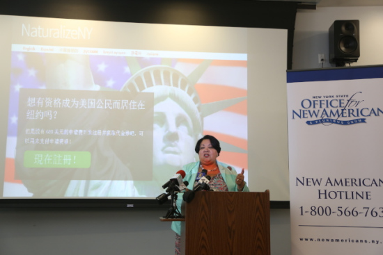 州務(wù)卿羅莎多宣布州府將通過抽簽,向2000名符合資格的綠卡持有者提供免費(fèi)入籍。(美國(guó)《世界日?qǐng)?bào)》/洪群超