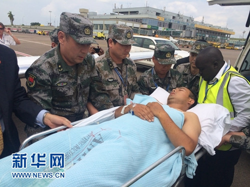 7月14日,,在烏干達恩德培國際機場,中國軍隊工作組代表協(xié)同工作人員將我駐南蘇丹維和步兵營重傷員陳英送上救護車,。通過多方努力,,我駐南蘇丹維和步兵營另一名重傷員14日被成功轉(zhuǎn)送至位于烏干達首都坎帕拉的聯(lián)合國三級醫(yī)院進行救治。至此,,我駐南蘇丹維和步兵營5名傷員均獲妥善救治,。新華社記者