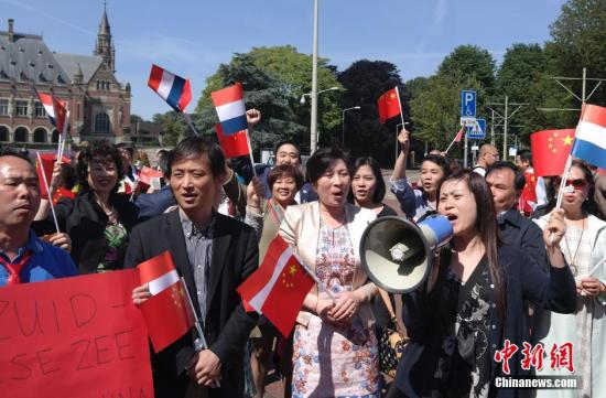 當(dāng)?shù)貢r(shí)間7月15日中午,,荷蘭華人華僑在荷蘭中國(guó)和平統(tǒng)一促進(jìn)會(huì)等僑團(tuán)的組織下,,前往海牙和平宮前廣場(chǎng)舉行和平抗議集會(huì),就菲律賓南海仲裁案仲裁庭作出的非法無(wú)效的最終裁決,發(fā)出荷蘭華人華僑的聲音,。中新社記者