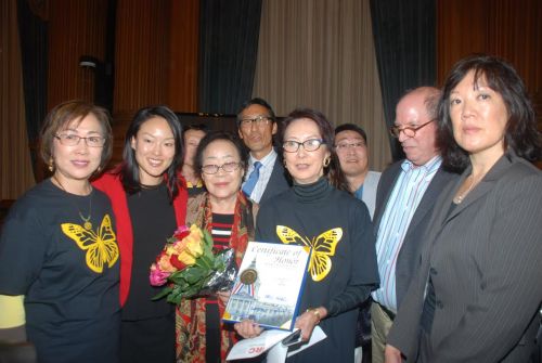 舊金山市議員馬兆光和金貞妍向韓國慰安婦幸存者李容洙老人致贈鮮花和紀(jì)念狀。(美國《僑報(bào)》供圖)