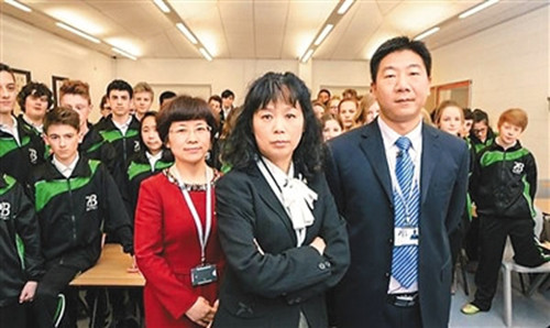 前不久,,英國廣播公司(BBC)一部名為《我們的孩子足夠堅(jiān)強(qiáng)嗎,?——中式學(xué)校》的紀(jì)錄片引發(fā)人們對中英兩國教育的熱議,。圖為紀(jì)錄片中的中方老師和英國學(xué)生(資料圖片)