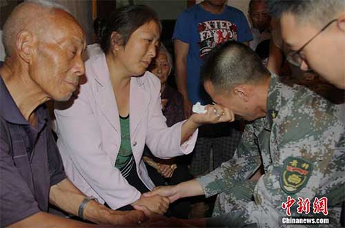 7月13日,楊根思部隊(duì)(李磊原部隊(duì))代表一行4人趕往成都蒲江縣李磊家中,,看望參加南蘇丹維和任務(wù)中犧牲的戰(zhàn)士李磊家屬并送上最深切的慰問(wèn),。劉揚(yáng)