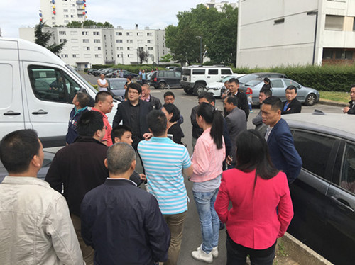 曹華欽會長,、張令帥秘書等在事發(fā)地點做調(diào)查,。(法國《歐洲時報》/孔帆