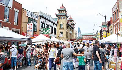 夏令會為華埠吸引節(jié)日般的客流。(美國《星島日報》)