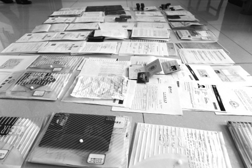 警方在李某辦公間查獲的用于偷渡的假證件,、公章等,。
