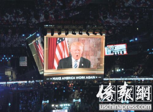 川普發(fā)來簡短演講的視頻,,和與會者相約“周三,、周四見”,。(美國《僑報》/徐一凡