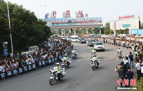 7月20日15時(shí)15分,,搭載有中國(guó)赴南蘇丹維和遇襲傷亡人員的軍機(jī)抵達(dá)鄭州新鄭國(guó)際機(jī)場(chǎng)。在機(jī)場(chǎng)舉行簡(jiǎn)短而莊重的迎接儀式后,,靈車載著維和犧牲烈士李磊,、楊樹朋的靈柩前往河南許昌,那里是烈士犧牲前所服役部隊(duì)的駐地,。