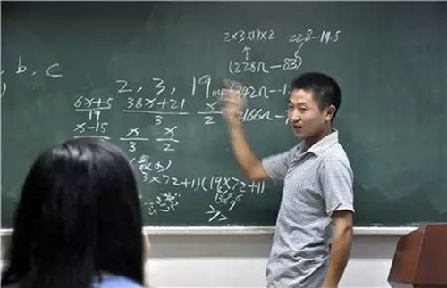 余建春在浙江大學(xué)現(xiàn)場演示新算法,。
