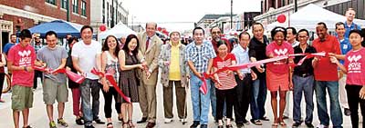 芝加哥北華埠的人車共享街道終于開幕啟用,,亞偕商圈居民迎來(lái)新的活力,。(美國(guó)《星島日?qǐng)?bào)》)