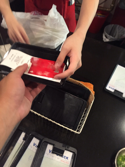 犯罪集團如今可通過多種渠道獲得大眾的個人信息,比如被店員,、朋友偷取資訊、網(wǎng)路購物時被盜竊等,,防不勝防。(美國《世界日報》/林奕均