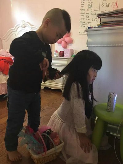 來自臺山的蘇菲,因?yàn)槊τ诠ぷ鳎浑p子女都是“衛(wèi)星寶寶”,,嬰兒期都曾經(jīng)送回臺山給外公外婆帶兩、三年,。小琪(右)與小迪(左)現(xiàn)已分別七歲、四歲多,,接回美國后都出現(xiàn)不少問題,,現(xiàn)在一切已經(jīng)正常。(美國《世界日報(bào)》/蘇菲提供)