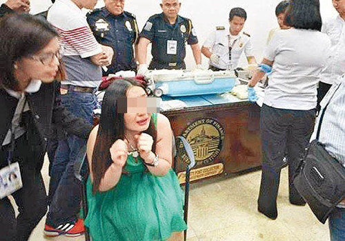 周麗鳴被捕后顯得非常驚恐,。(參考消息網(wǎng)援引香港《東方日?qǐng)?bào)》網(wǎng)站圖片)
