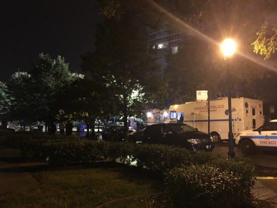 華埠附近小區(qū)公園,21日晚發(fā)生警匪槍戰(zhàn),,直到午夜,,大批警察仍在現(xiàn)場調(diào)查。(美國《世界日報(bào)》/黃惠玲