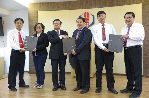 砂拉越華人社團(tuán)聯(lián)合總會卸任會長黃益隆(右三),、卸任秘書陳孟湖(右二),、卸任財(cái)政劉恭登(左)分別移交職權(quán)給新任會長許德忍(左三)、新任秘書余清和(右)及新任財(cái)政方鳳金(左二),。(馬來西亞《星洲日報(bào)》)