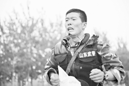 訓(xùn)練中,張楠經(jīng)常偷偷自我加碼,并鼓勵隊員嚴(yán)格訓(xùn)練,。(資料片)