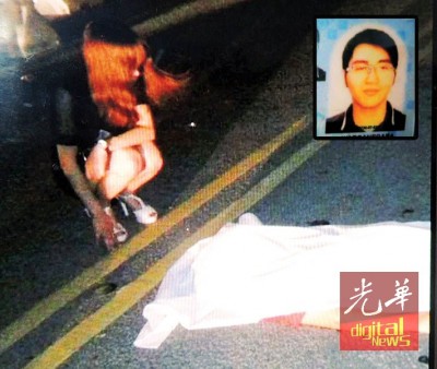 華青下車欲幫摩托車故障的友人時,竟被同方向的轎車撞及要害死亡。女性朋友對著死者遺體悲痛不已,。(小圖)死者譚證隆(譯音),。(馬來西亞《光華日報》)
